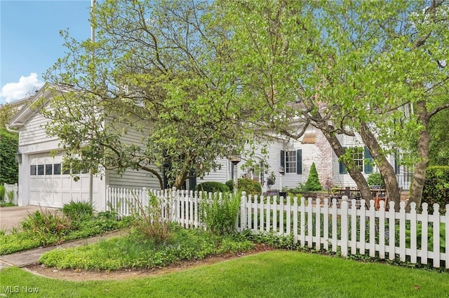 view of front facade featuring driveway and a garage