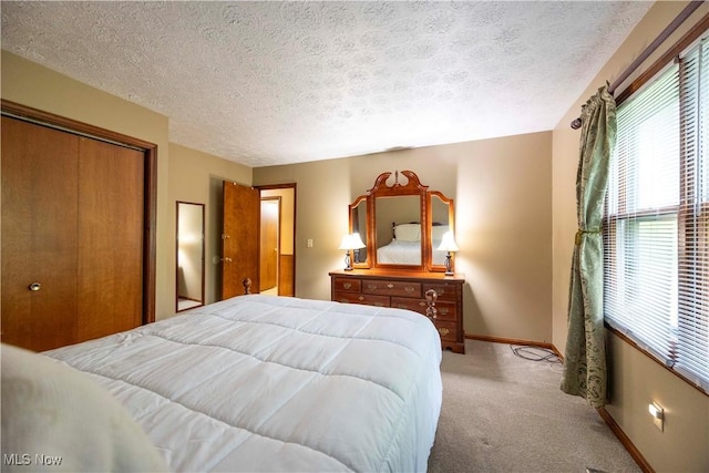 8665 Prescott Dr, Chesterland, OH 44026 - bedroom featuring carpet flooring, baseboards, a textured ceiling, and a closet