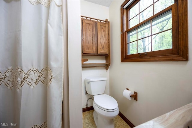 8665 Prescott Dr, Chesterland, OH 44026 - full bathroom with toilet, baseboards, and a shower with curtain