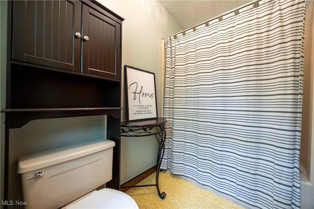 8665 Prescott Dr, Chesterland, OH 44026 - bathroom featuring toilet, a shower with curtain, and a textured ceiling