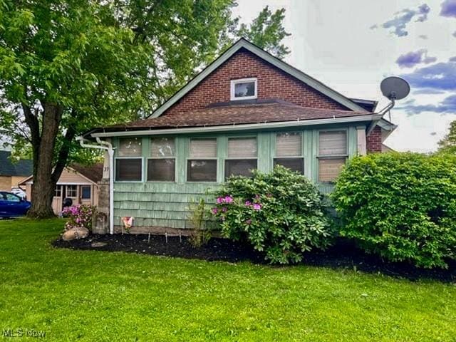 39 Wayne St, Niles, OH 44446 - view of property exterior with a lawn