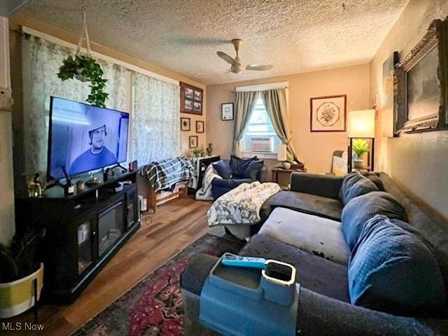 39 Wayne St, Niles, OH 44446 - living room with wood finished floors, a textured ceiling, and a ceiling fan