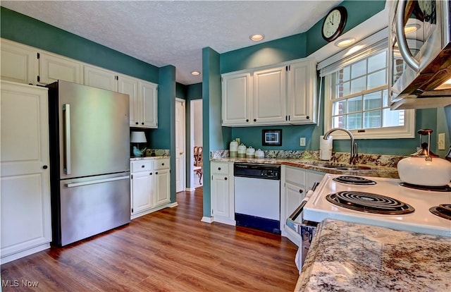 401 Bounty Way, Avon Lake, OH 44012 - kitchen with appliances with stainless steel finishes, a sink, white cabinets, a textured ceiling, and recessed lighting
