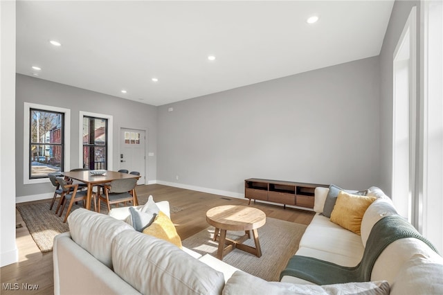 living area featuring recessed lighting, wood finished floors, and baseboards
