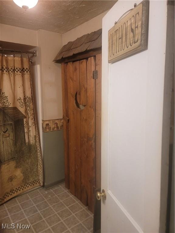 9788 E River Rd, Elyria, OH 44035 - full bathroom featuring a shower with curtain