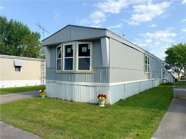 11 Redwood Dr, Beloit, OH 44609 - view of side of property with a lawn