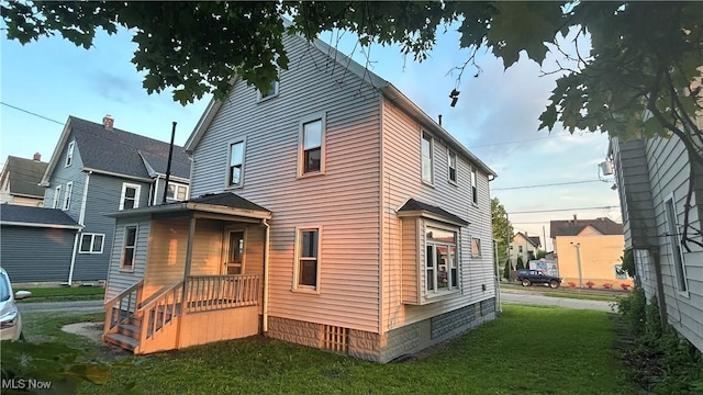 back of house featuring a yard