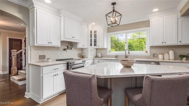 1251 Marwood Dr, Zanesville, OH 43701 - kitchen featuring a sink, stainless steel appliances, a kitchen bar, white cabinetry, and recessed lighting