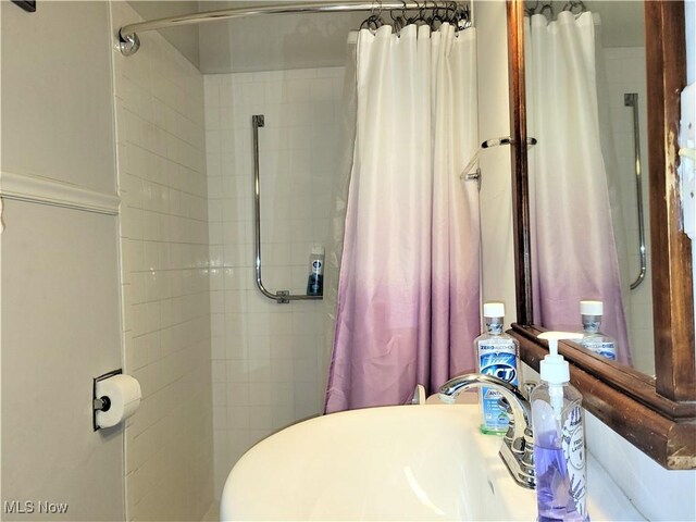 517 N 10th St, Cambridge, OH 43725 - full bath featuring tiled shower and a sink