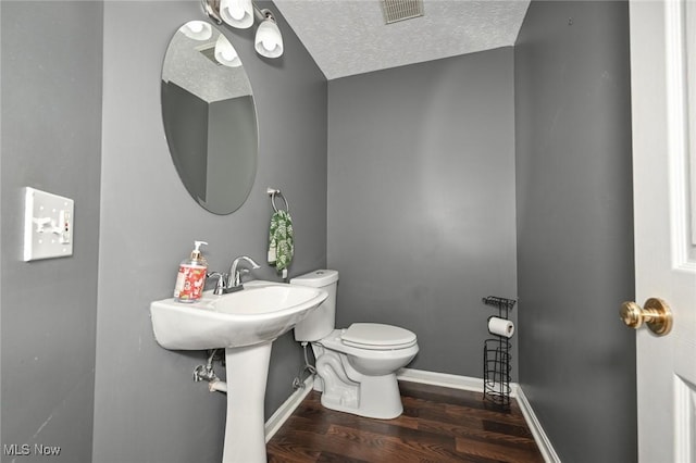 4474 Litchfield Dr, Copley, OH 44321 - bathroom featuring wood finished floors, toilet, a textured ceiling, and baseboards