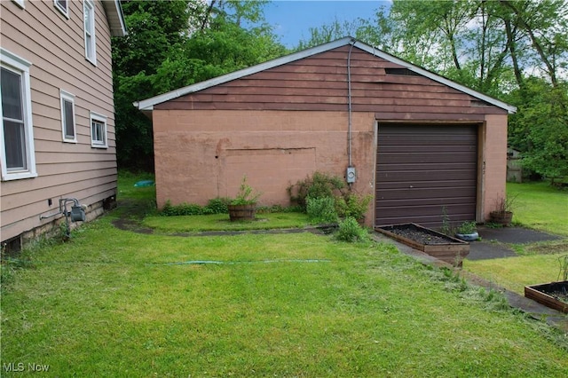 804 Hollywood Ave, East Liverpool, OH 43920 - detached garage featuring a garden