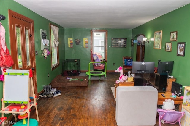 804 Hollywood Ave, East Liverpool, OH 43920 - living area featuring wood finished floors and baseboards