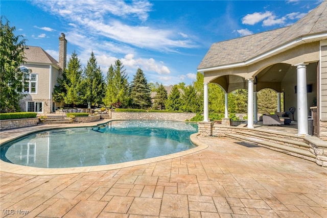 915 Creek View Dr, Aurora, OH 44202 - swimming pool with a patio
