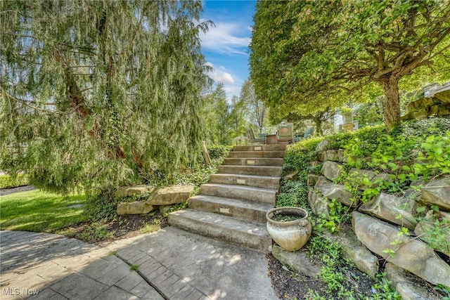 915 Creek View Dr, Aurora, OH 44202 - view of staircase