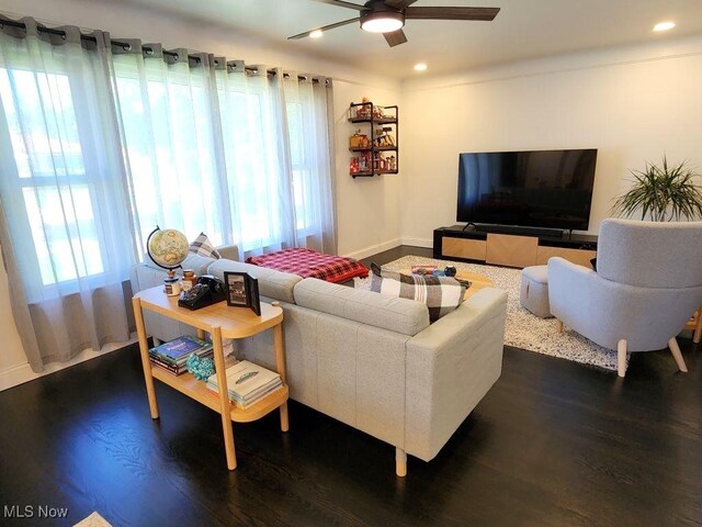 living room with baseboards, plenty of natural light, dark wood-style flooring, a ceiling fan, and recessed lighting