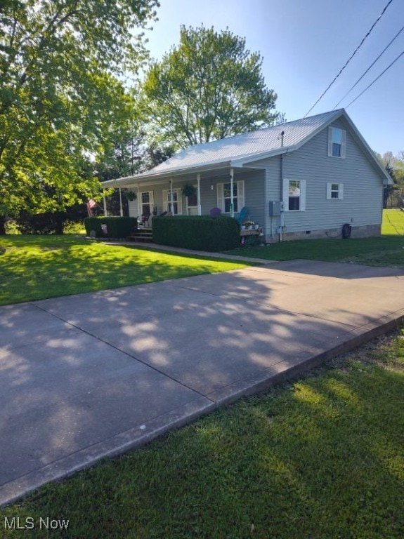 297 Hales Lndg, Elizabeth, WV 26143 - single story home with covered porch, a front yard, and metal roof