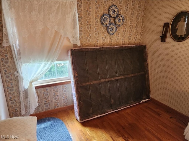 867 S 14th St, Sebring, OH 44672 - detailed view of wallpapered walls, wood finished floors, and baseboards