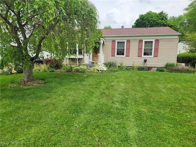 867 S 14th St, Sebring, OH 44672 - ranch-style home with a front lawn