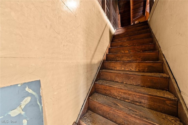 2021 17th St NE, Canton, OH 44705 - view of staircase