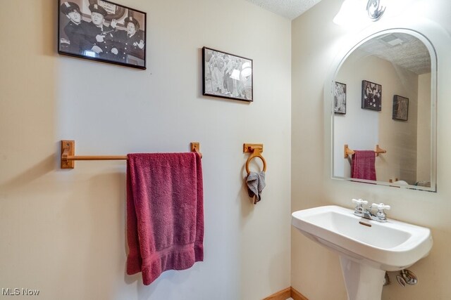 75 River Ridge Lane, Munroe Falls, OH 44262 - bathroom with a sink and a textured ceiling