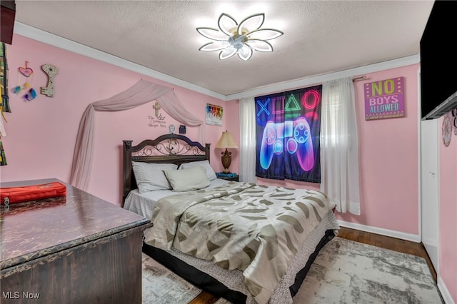 3226 Woodlawn Dr, Parma, OH 44134 - bedroom featuring wood finished floors, a textured ceiling, and baseboards