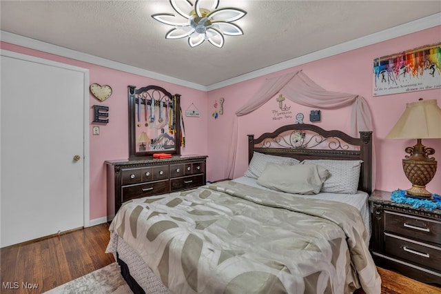 3226 Woodlawn Dr, Parma, OH 44134 - bedroom with wood finished floors, a textured ceiling, baseboards, and crown molding