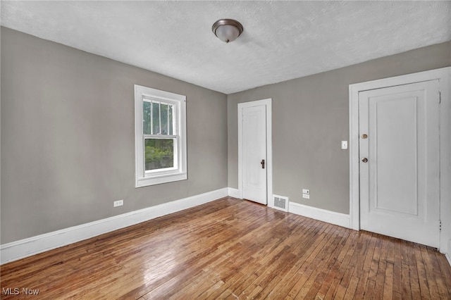 955 Dresden Rd, Cleveland Heights, OH 44112 - spare room with hardwood / wood-style flooring, baseboards, and a textured ceiling