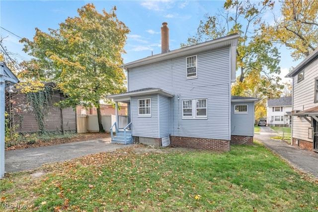 955 Dresden Rd, Cleveland Heights, OH 44112 - rear view of house with a lawn