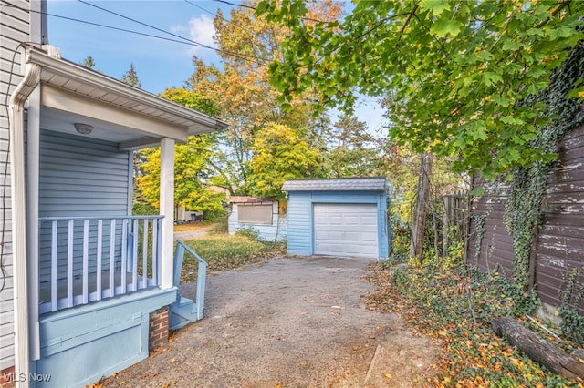 955 Dresden Rd, Cleveland Heights, OH 44112 - detached garage with driveway
