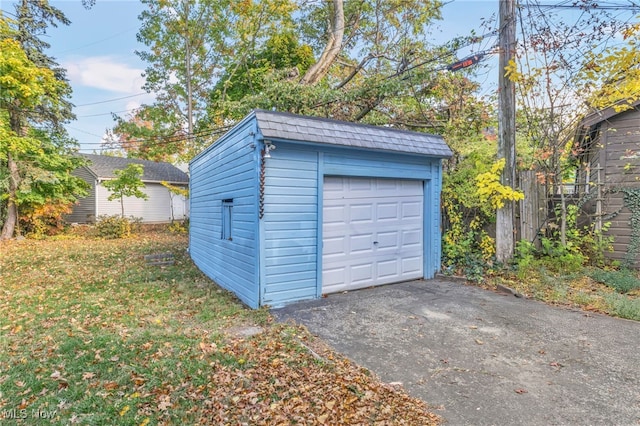 955 Dresden Rd, Cleveland Heights, OH 44112 - detached garage featuring asphalt driveway