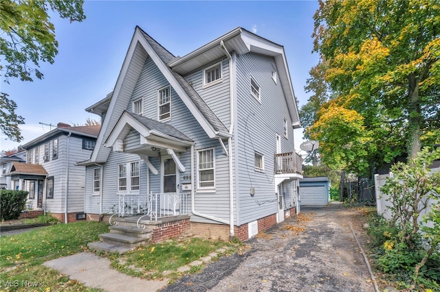 955 Dresden Rd, Cleveland Heights, OH 44112 - view of front facade with a detached garage