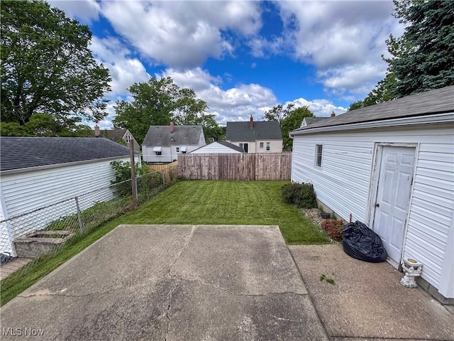 view of yard featuring a patio