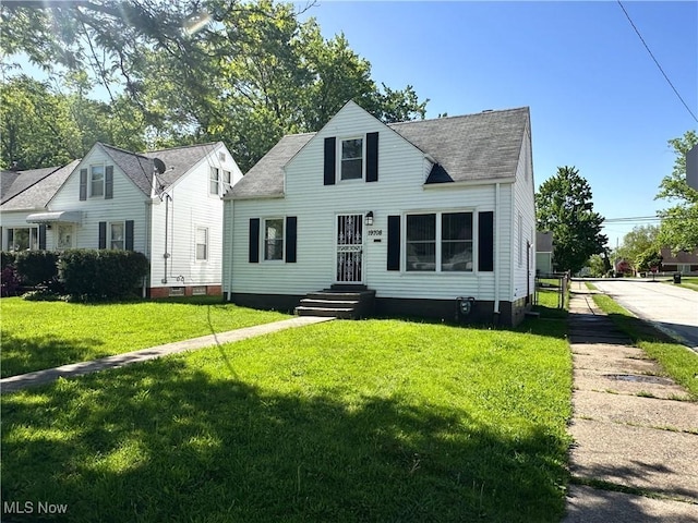 19708 Sunset Dr, Warrensville Heights, OH 44122 - view of front facade featuring roof with shingles and a front yard
