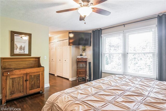 37 Monticello Dr, Brunswick, OH 44212 - bedroom with dark wood finished floors, a textured ceiling, a ceiling fan, and baseboards
