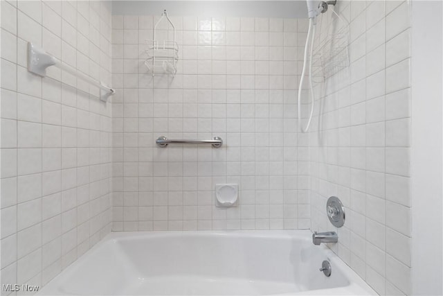 bathroom with tub / shower combination