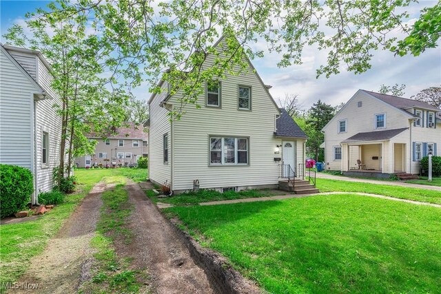 423 Kansas Ave, Lorain, OH 44052 - view of front of house featuring a front lawn
