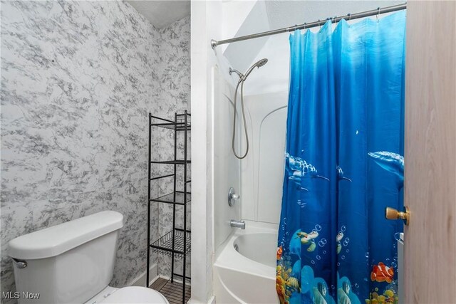 423 Kansas Ave, Lorain, OH 44052 - full bathroom featuring toilet, wallpapered walls, shower / tub combo, and baseboards