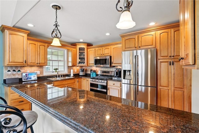 6868 Twin Oaks Ct, Canfield, OH 44406 - kitchen featuring stainless steel appliances, a sink, a kitchen breakfast bar, backsplash, and pendant lighting