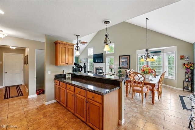 6868 Twin Oaks Ct, Canfield, OH 44406 - kitchen with a peninsula, plenty of natural light, a fireplace, baseboards, and vaulted ceiling