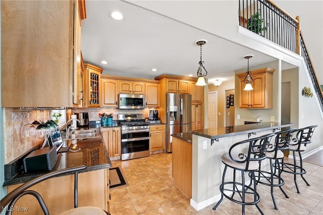 6868 Twin Oaks Ct, Canfield, OH 44406 - kitchen with stainless steel appliances, a sink, dark countertops, a peninsula, and a breakfast bar area