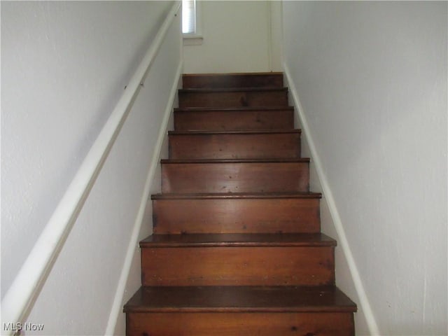 1397 Sunset Rd, Mayfield Heights, OH 44124 - view of staircase