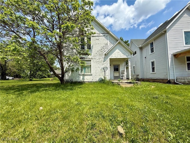 926 W Wayne St, Lima, OH 45805 - view of front of house featuring a front lawn