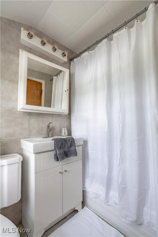 2930 Archwood Pl, Cuyahoga Falls, OH 44221 - full bath with tile walls, toilet, vanity, and curtained shower