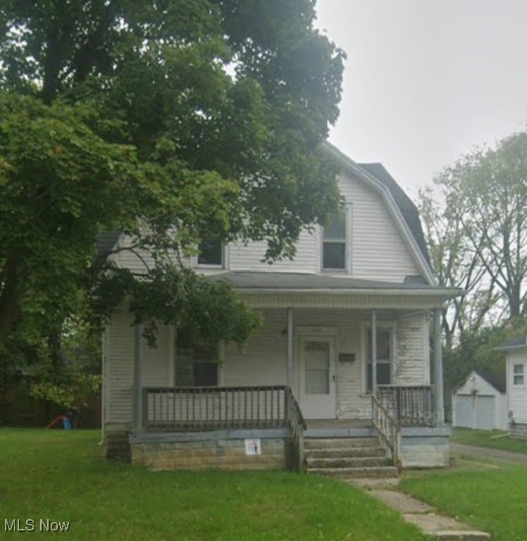 319 S Nye St, Lima, OH 45801 - view of front of property with a gambrel roof, a porch, and a front lawn