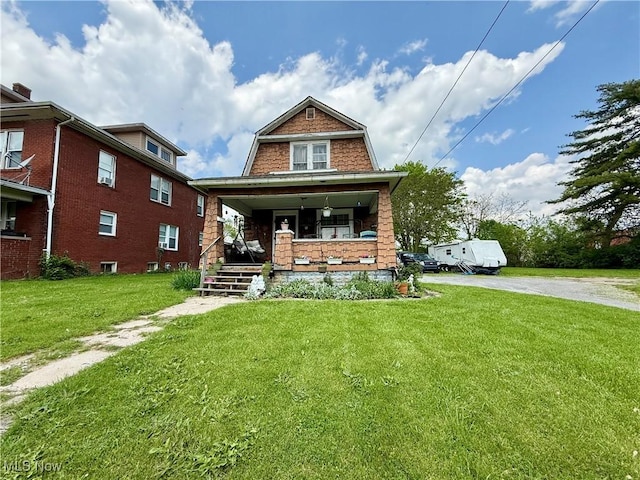 924 W Elm St, Lima, OH 45801 - view of front of house with a porch, a front lawn, and a gambrel roof