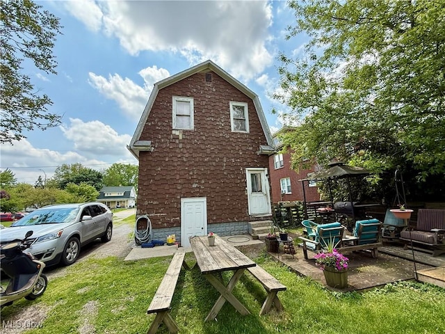924 W Elm St, Lima, OH 45801 - rear view of property featuring a gazebo, a gambrel roof, and a lawn
