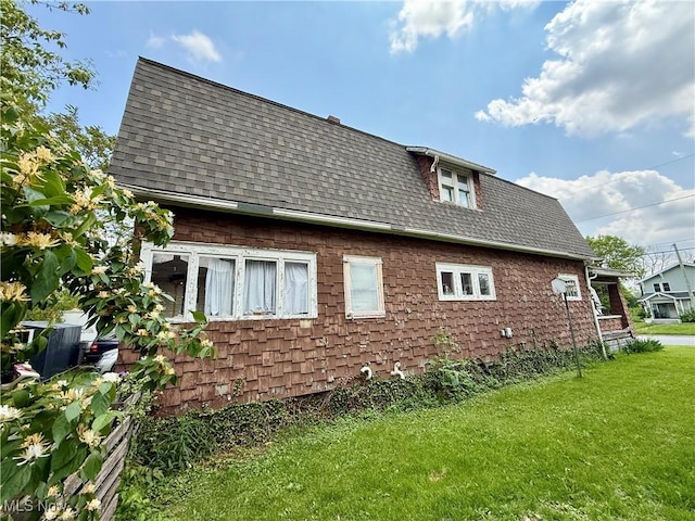 924 W Elm St, Lima, OH 45801 - view of side of property featuring a shingled roof and a lawn
