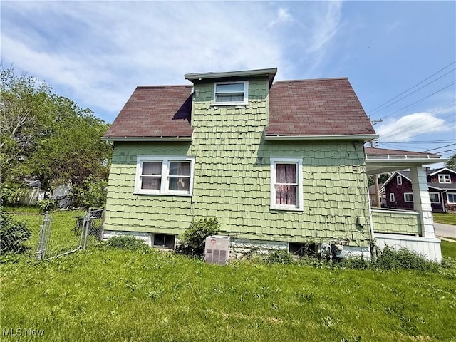 731 N Baxter St, Lima, OH 45801 - view of side of property with roof with shingles