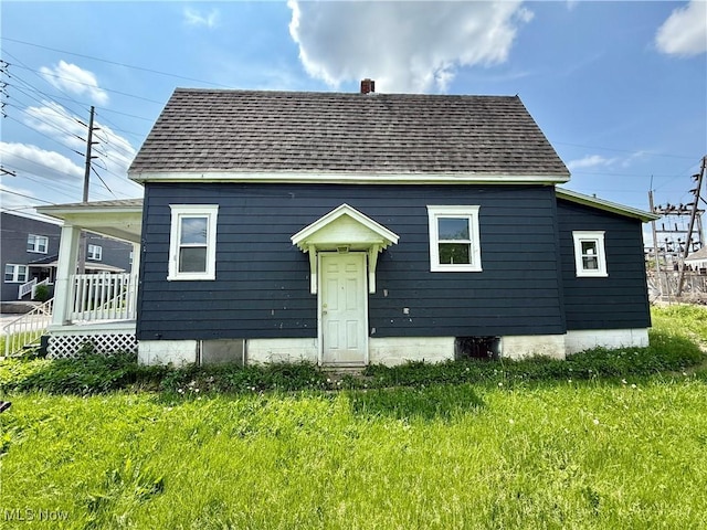 727 N Baxter St, Lima, OH 45801 - bungalow-style house featuring a shingled roof and a front lawn