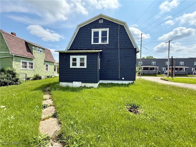 727 N Baxter St, Lima, OH 45801 - view of side of property featuring a gambrel roof and a lawn